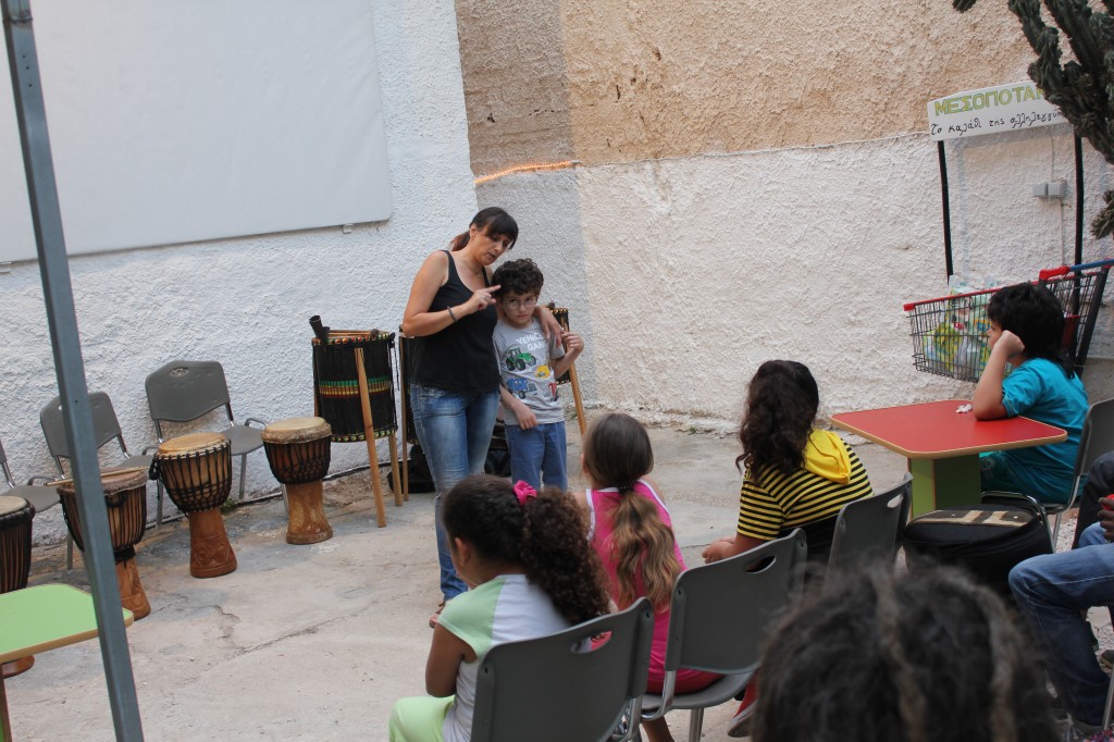 Το πολιτιστικό πρόγραμμα της δεύτερης μέρας ξεκίνησε με αφήγηση παραμυθιού με τη συμμετοχή των παιδιών. 