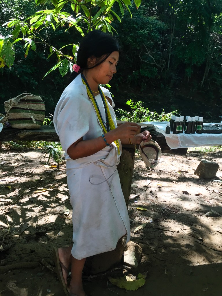  Mία ιθαγενής μαμα-μικροπωλήτρια πλέκει την παραδοσιακή τσάντα “mochila”. Ο πάγκος της μεταξύ άλλων είχε φύλλα κόκας και χειροποίητα γιατροσόφια με κάναβη και φύλλα κόκας.