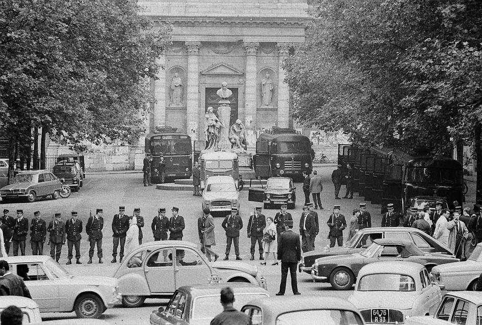 Gendarmes mobiles occupant la Sorbonne, étudiants évacués