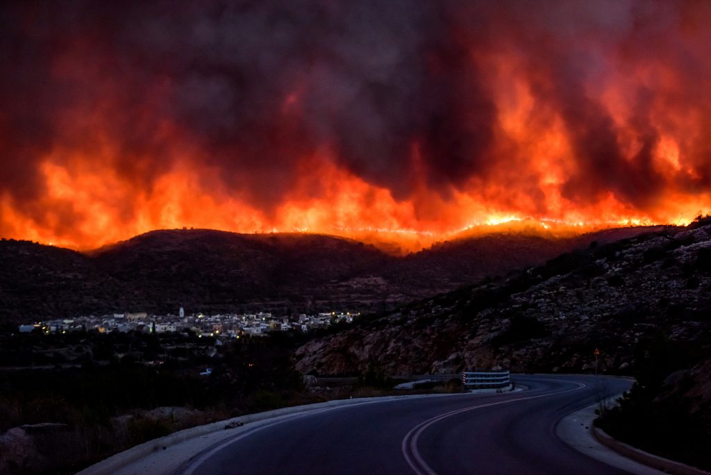 Φωτογραφία του Κώστα Κουργιά για το ΑΠΕ-ΜΠΕ από την πρόσφατη πυρκαγιά στο χωριό Λιθί της Χίου, τη Δευτέρα 25 Ιουλίου 2016. 