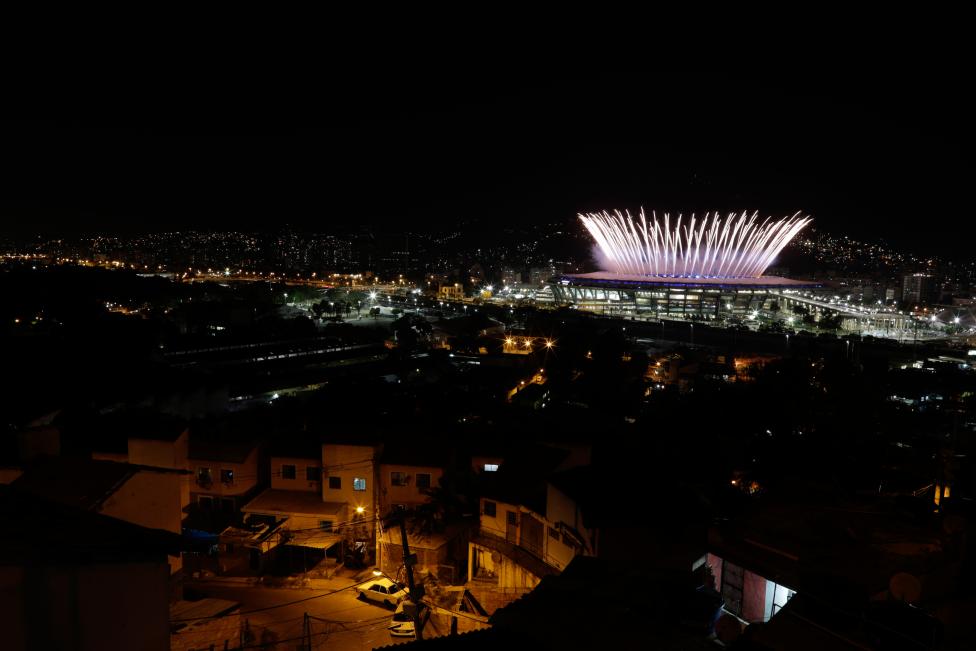 Το Ολυμπιακό Στάδιο του Μαρακανά κατα τη διάρκεια της τελετής έναρξης, όπως φαίνεται από τημ φαβέλα της Μενγκέιρα. REUTERS/Ricardo Moraes