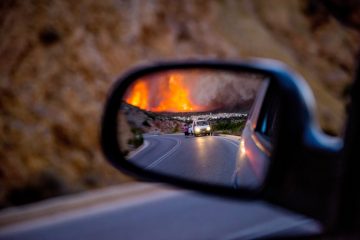 Φωτογραφία που δόθηκε σήμερα στη δημοσιότητα από την πυρκαγιά στο χωριό Λιθί, τη Δευτέρα 25 Ιουλίου 2016. Σε ύφεση είναι η μεγάλη πυρκαγιά στη νότια Χίο, που κατέκαψε, από χθες τα χαράματα που ξεκίνησε, χιλιάδες στρέμματα δασικής και καλλιεργήσιμης έκτασης. Με το πρώτο φως της ημέρας ξεκίνησαν τις ρίψεις νερού, ώστε να αποφευχθούν οι αναζωπυρώσεις, τα δυο πυροσβεστικά αεροσκάφη και τα τρία ελικόπτερα, που το βράδυ παρέμειναν στη Χίο ώστε να ξεκινήσουν τις ρίψεις από το πρωί. Η καμένη έκταση είναι περίπου 35.000 στρέμματα, ενώ μεγάλη είναι η ζημιά στα μαστιχόδεντρα. Σύμφωνα με τον πρόεδρο της Ένωσης Μαστιχοπαραγωγών Χίου Γ. Τούμπο μέχρι και το 90% των μαστιχόδεντρων καταστράφηκε στα χωριά Λιθί, Ελάτα και Βέσσα ενώ σημαντικές είναι οι καταστροφές σε Μεστά, Αρμόλια και Πυργί. Τρίτη 26 Ιουλίου 2016. ΑΠΕ-ΜΠΕ/ ΑΠΕ-ΜΠΕ/ ΚΩΣΤΑΣ ΚΟΥΡΓΙΑΣ